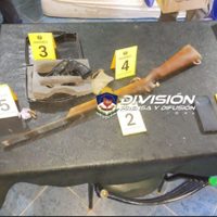 La policía detuvo a una pareja que robaba ruedas en el bajo oeste neuquino