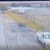 Avión privado se despista y embiste una vivienda; así fue el impacto (Video)