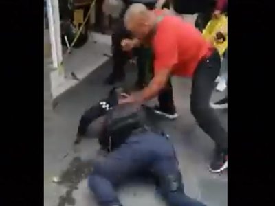 Sujeto propina golpiza a policías que intentaron colocarle la "araña" a su moto