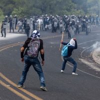 Chocan normalistas y policías en Guerrero; hay 13 heridos