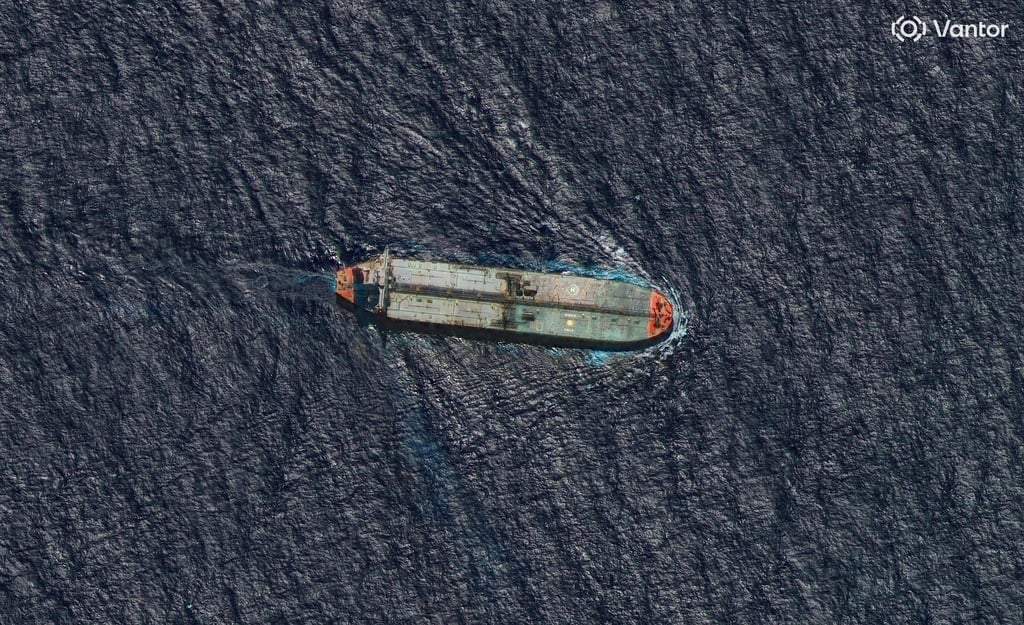 El buque petrolero Skipper, que fue tomado recientemente por el ejército de Estados Unidos frente a las costas de Venezuela, visto mientras navega en dirección suroeste a unos 33 kilómetros al norte de Guadalupe, en el sur del mar Caribe, el viernes 12 de diciembre de 2025