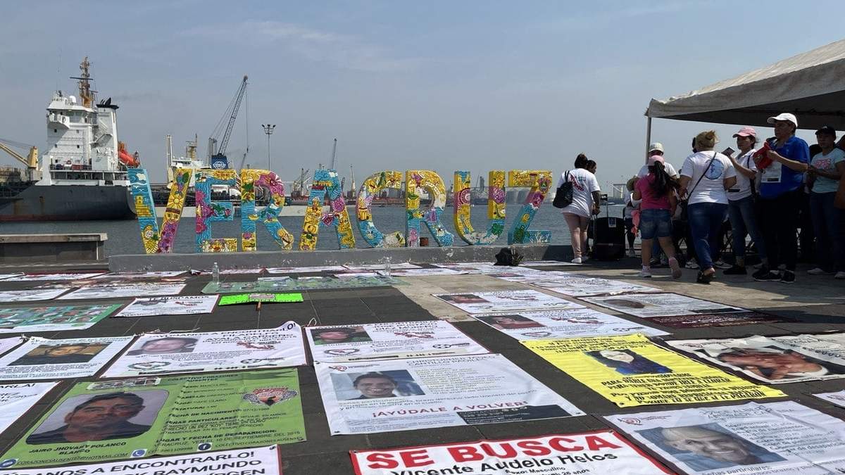 Integrantes de colectivos marcharon el pasado 10 de mayo por las calles del puerto de Veracruz. A quienes aspiran al gobierno les piden más recursos para investigación y  atender la crisis forense (Ana Alicia Osorio).