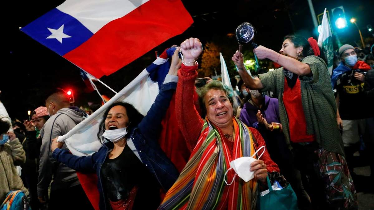 El festejo de los chilenos y chilenas cuando se conoció la victoria del "Apruebo". Fuente: (Twitter)