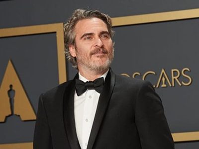 Joaquín Phoenix y un abrazo inesperado tras recibir entre lágrimas el premio "Oscar" ¿Qué pasó?