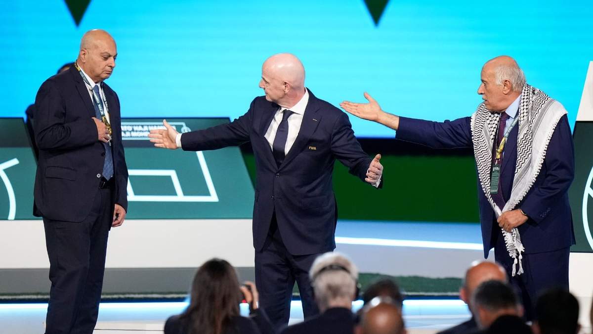 El presidente de la Asociación de Futbol Palestina Jibril Rajoub se rehúsa a darle la mano al presidente de la Asociación de Futbol de Israel Basim Sheikh Suliman junto al presidente de la FIFA Gianni Infantino
