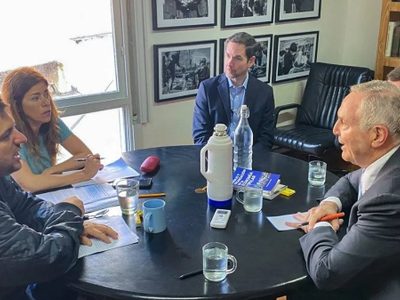 Juan Grabois recibió al embajador de los Estados Unidos en su oficina en Vicente López