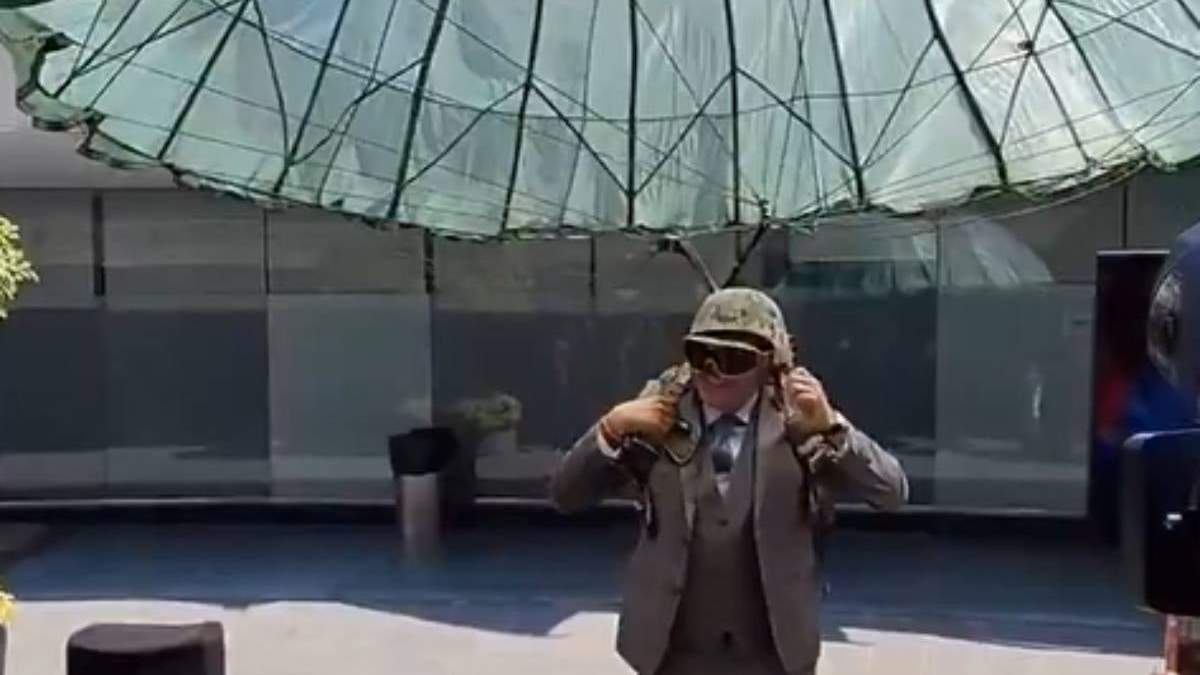 El senador Saúl Monreal con un paracaídas en EXPOMAR 2026