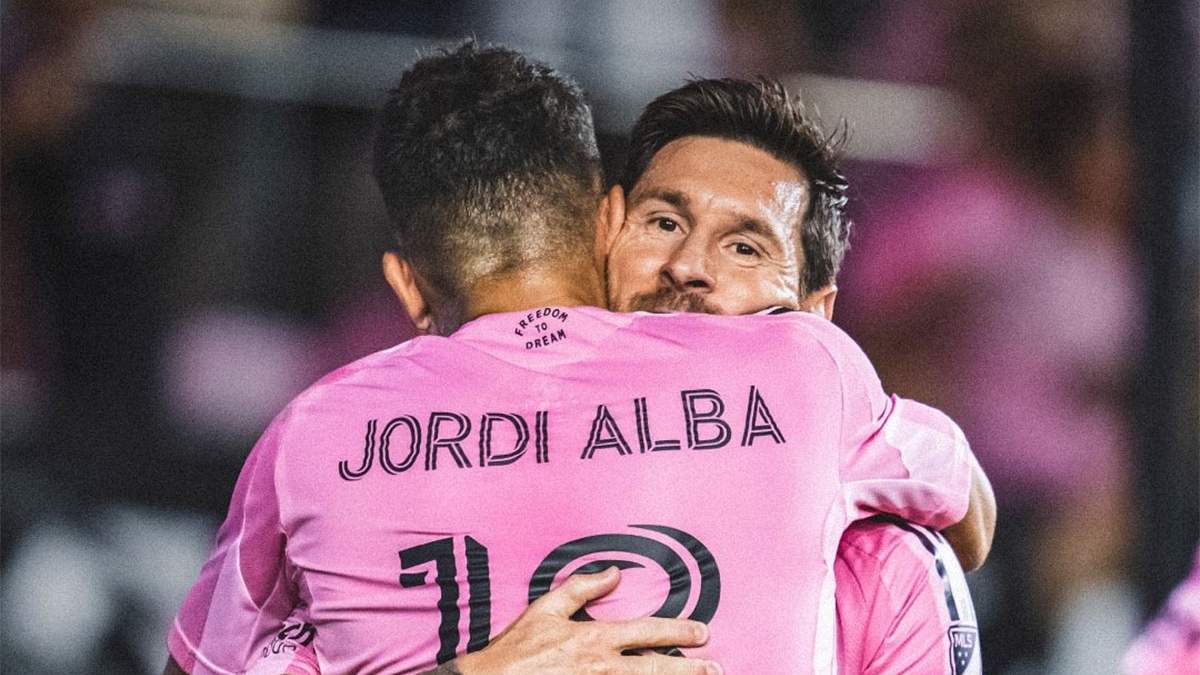 Alba asistió a Messi y Messi asistió a Alba. Partido número "mil" que se ve eso.