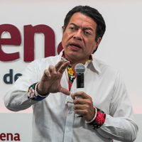 Mario Delgado pide a "corcholatas" no dividir; acusa al INE de persecución