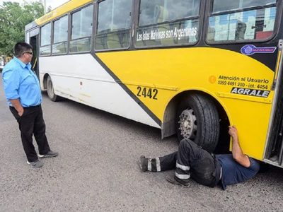 Le falló la dirección a un colectivo de Autobuses Neuquén y casi termina arriba de la vereda