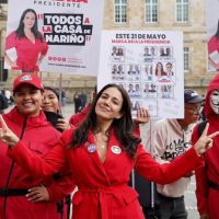 Sondra Macollins, la candidata incómoda de los comicios presidenciales en Colombia