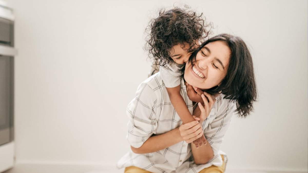 El programa social establece un proceso de registro en línea y la entrega de apoyo económico anual a mujeres con hijos menores.