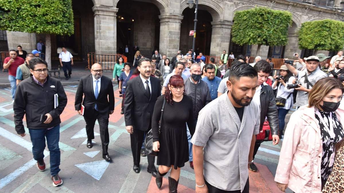 Martí Batres, saliendo del Palacio del Ayuntamiento