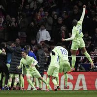 Dos goles en los últimos minutos dan la remontada al Barcelona para vencer 4-2 al Atlético de Madrid