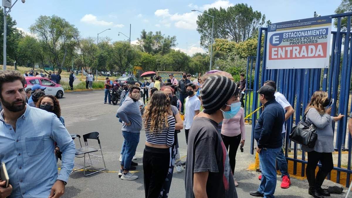 Integrantes de la comunidad del plantel en el momento del desalojo