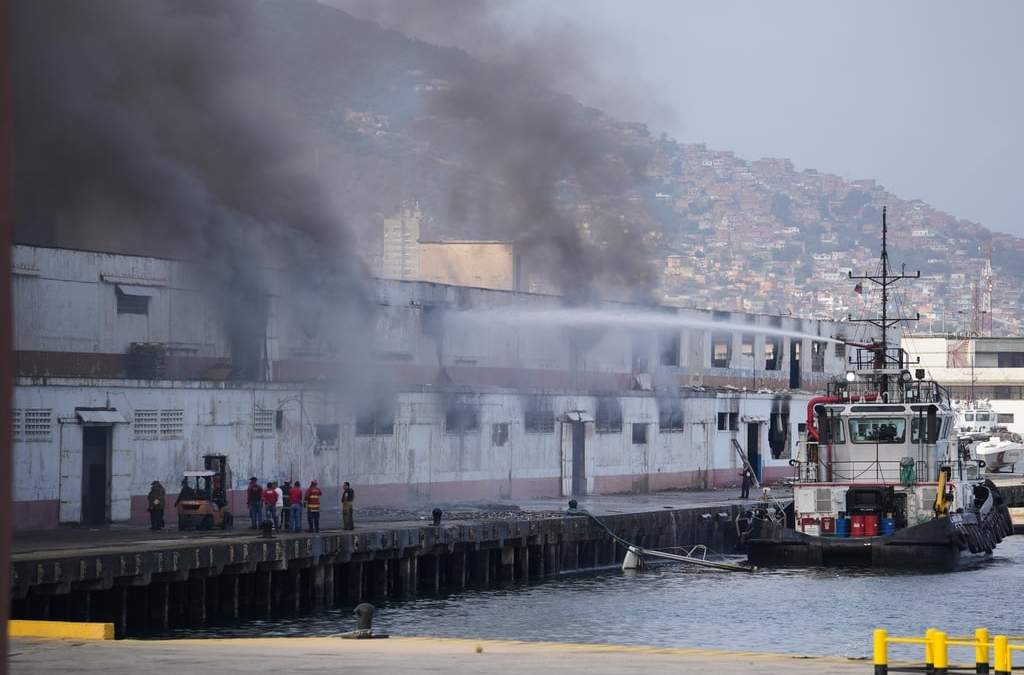 Humo se eleva desde un muelle tras escucharse explosiones en el puerto de La Guaira, Venezuela, el sábado 3 de enero de 2026