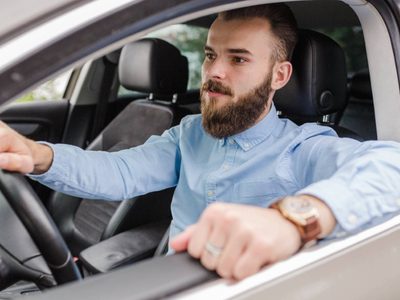 No lo vas a creer: qué dice la psicología sobre las personas que manejan con el codo fuera del auto