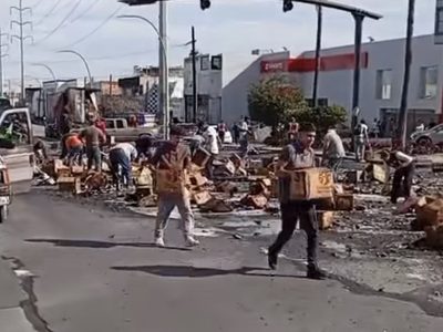 Trailero con cervezas intenta ganar paso al tren y es embestido en Nuevo León