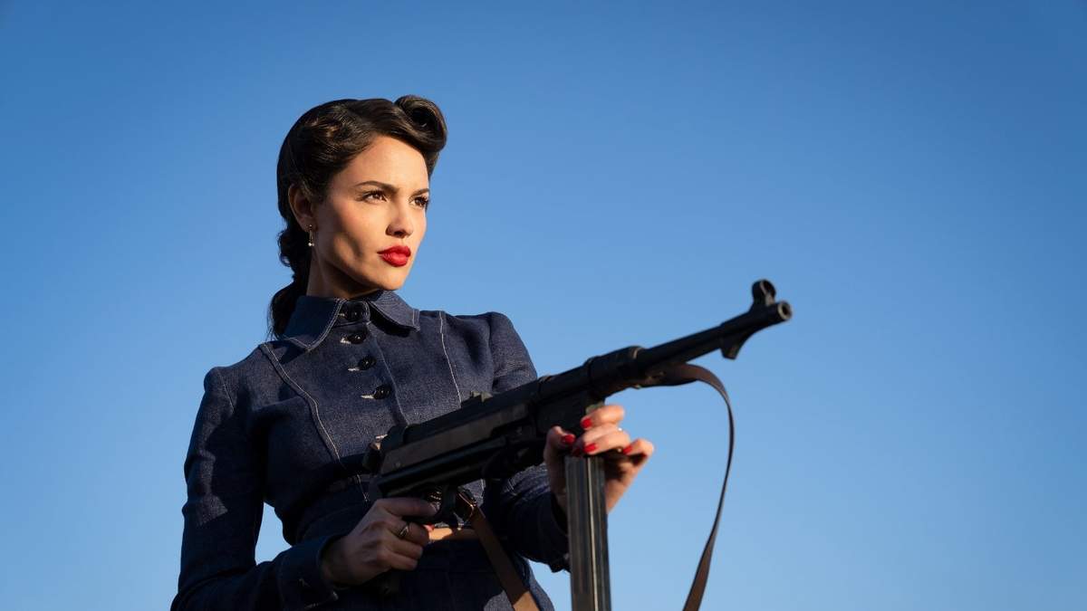 Eiza González en una escena de la película "The Ministry of Ungentlemanly Warfare”