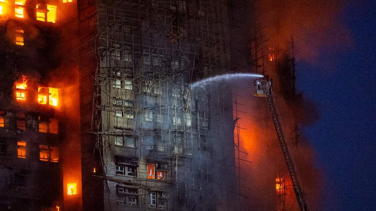 Bomberos trabajan para extinguir un incendio que se desató en Wang Fuk Court, una propiedad residencial en el distrito de Tai Po, en los Nuevos Territorios de Hong Kong