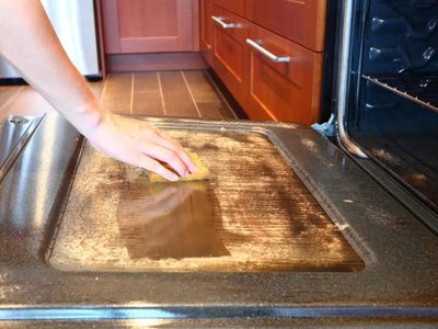 El truco natural para eliminar la grasa pegada del horno y dejarlo con un aroma único