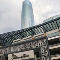 Diputado propone reforma para garantizar dos horas de estacionamiento gratuito en plazas comerciales