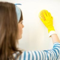 El trucazo para dejar el techo y las paredes de tu casa como recién pintadas con solo 3 ingredientes