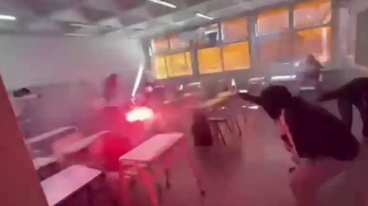 Hicieron una "guerra de bengalas" en el aula y en las redes los compararon con Hogwarts