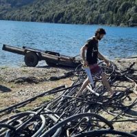 Vecinos de Meliquina sacaron cientos de mangueras del lago