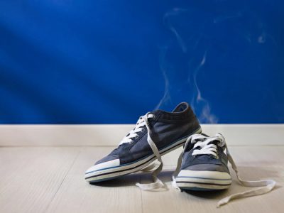El truco de las abuelas para dejar tus zapatillas como si recién las fueras a estrenar en solo 5 minutos