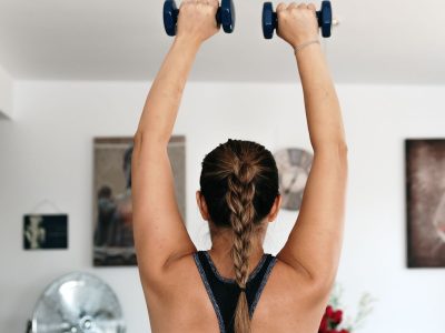 Desde el gym o en casa: con estos ejercicios lograrás los hombros más envidiables del verano