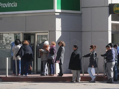 La Plata: un médico se volvió viral por retar a la gente en la puerta de un banco