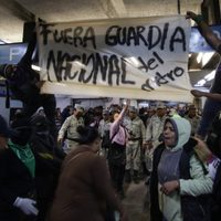 Feministas protestan en el Metro Bellas Artes por la presencia de la Guardia Nacional (Video)