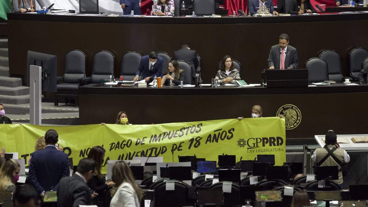 La sesión se prolongó por 19 horas y fue suspendida tras una pelea entre diputados