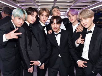 ¡Mirá el video! La banda coreana BTS deja morir a un cisne blanco en su nueva canción