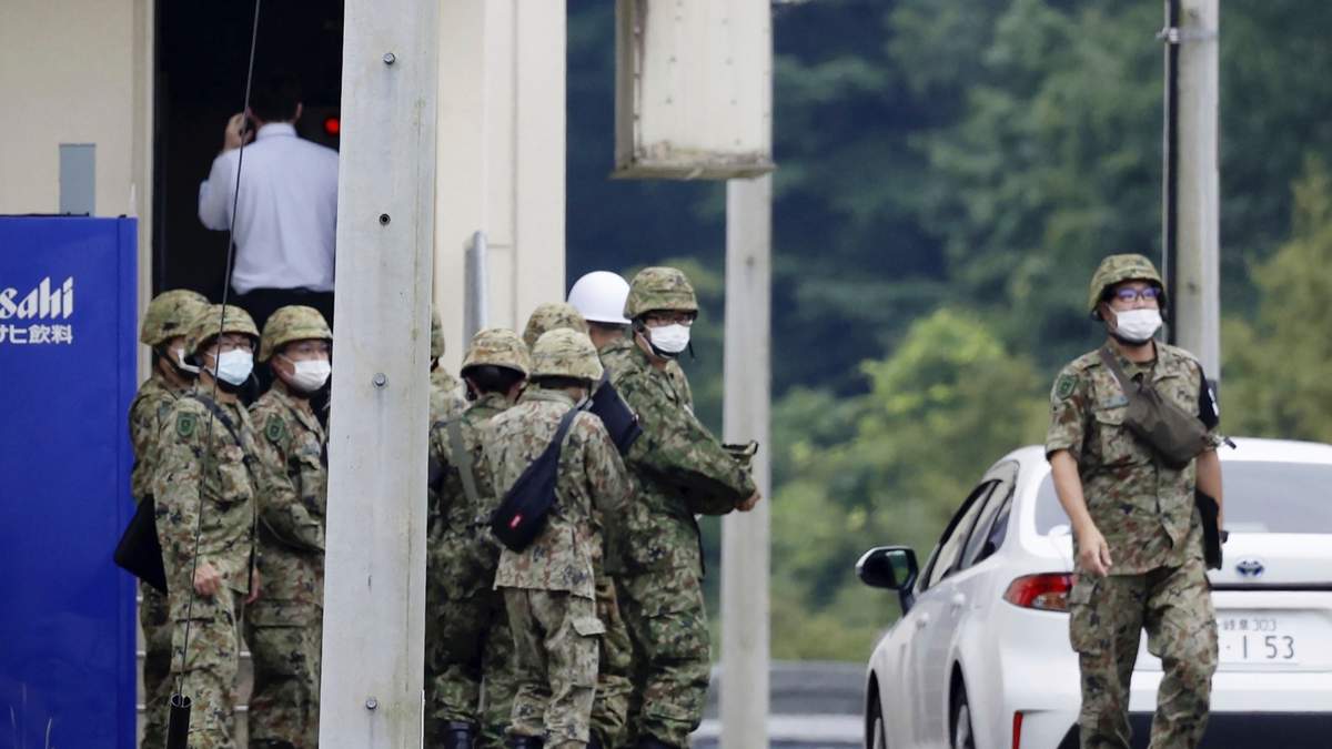Efectivos de la Fuerzas de Autodefensa se reúnen cerca de un polígono de tiro en una instalación militar tras un tiroteo que dejó muertos en Gifu