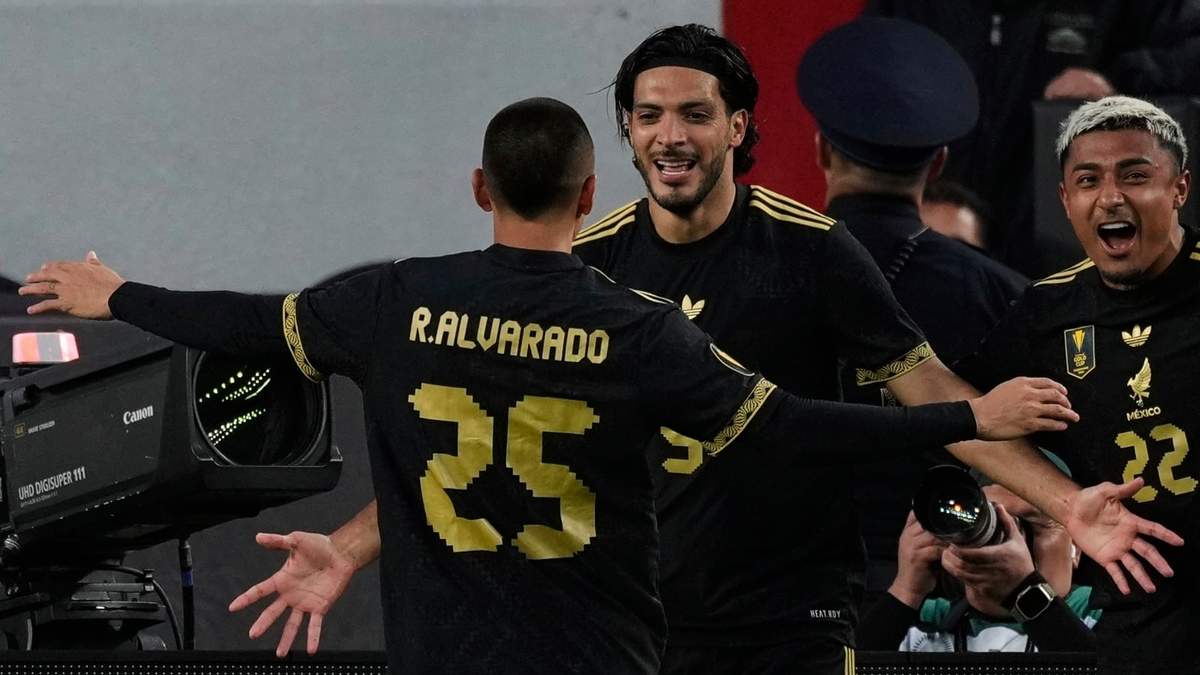 Raúl Jiménez, centro, celebra con Roberto Alvarado (25) tras anotar un gol ante Honduras por la semifinal de la Copa Oro