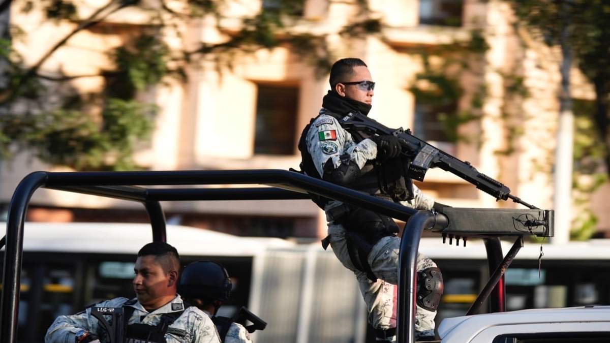 Personal de seguridad mientras vigilaba el edificio de la Fiscalía donde Ovidio Guzmán permaneció bajo custodia el jueves 5 de enero en la CDMX