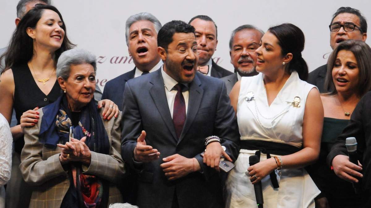 Batres cantó “Perfume de gardenias” a su esposa Daniela Cordero
