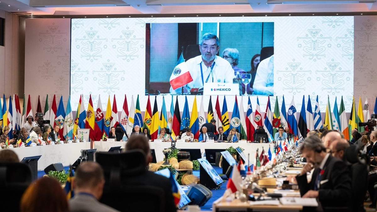 El canciller Juan Ramón de la Fuente durante la IV Cumbre CELAC-UE