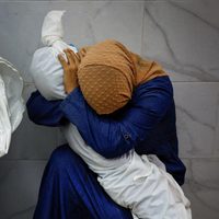 "Una mujer palestina abraza el cuerpo de su sobrina", la foto ganadora del World Press Photo 2024
