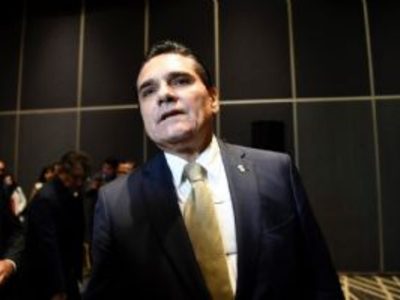 Silvano Aureoles cuenta con ficha roja de la Interpol; sospechan que salió del país