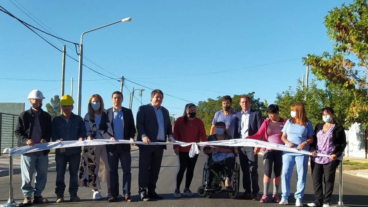 Omar Gutiérrez, Mariano Gaido y demás vecinos y autoridades en el acto hoy en Neuquén. Fuente: (Twitter)