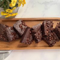 Brownie sin cocción, con banana y mantequilla de maní: para una merienda rápida y deliciosa