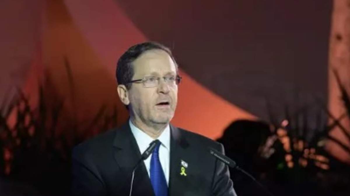 El presidente de Israel, Isaac Herzog, durante un discurso en una ceremonia de recuerdo a las víctimas de los atentados del 7 de octubre