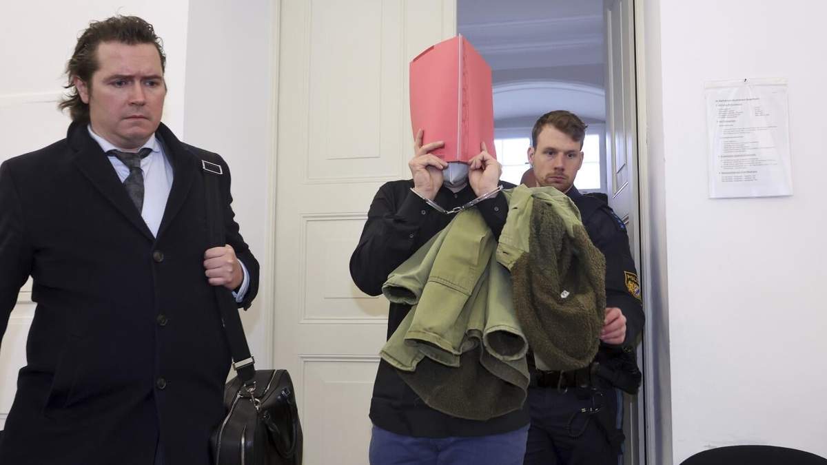 Un hombre de 31 años acusado de asesinato, en el centro, ingresa a la sala del tribunal de Kempten, Alemania