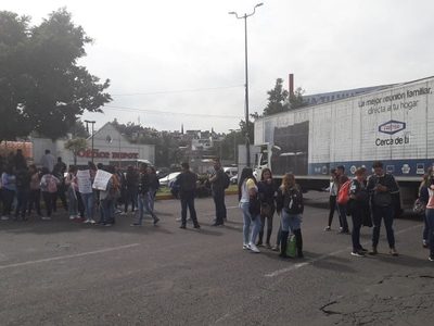 Con bloqueos, normalistas pactan diálogo con autoridades de Michoacán