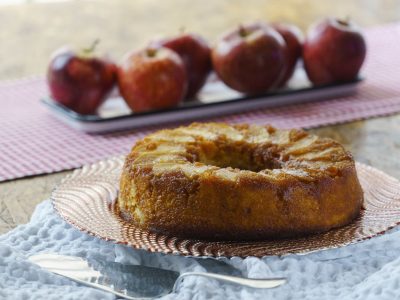 Torta invertida de manzana express: en 15 minutos y sin prender el horno, un clásico para el mate