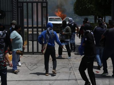 Normalistas irrumpen el Congreso de Guerrero en protesta por la desaparición de los 43 (Video)
