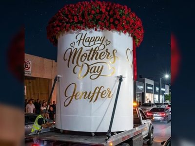 Regalan a mamá ramo buchón gigante de 4 mil rosas y 3 metros de altura… ¡tan enorme que llegó en grúa!: VIDEO